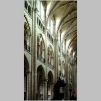 Noyon, Kathedrale, Langhaus, N-Seite, Blick von SW, Foto Heinz Theuerkauf_ShiftN.jpg